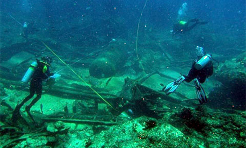 photo of divers assessing a shipwreck