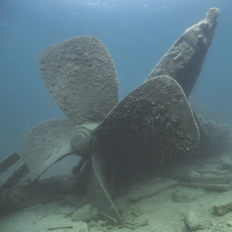 A shipwreck with a large proppeller