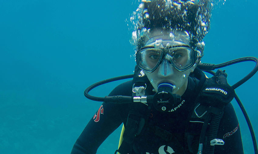 photo of Lauren Cromie scuba diving